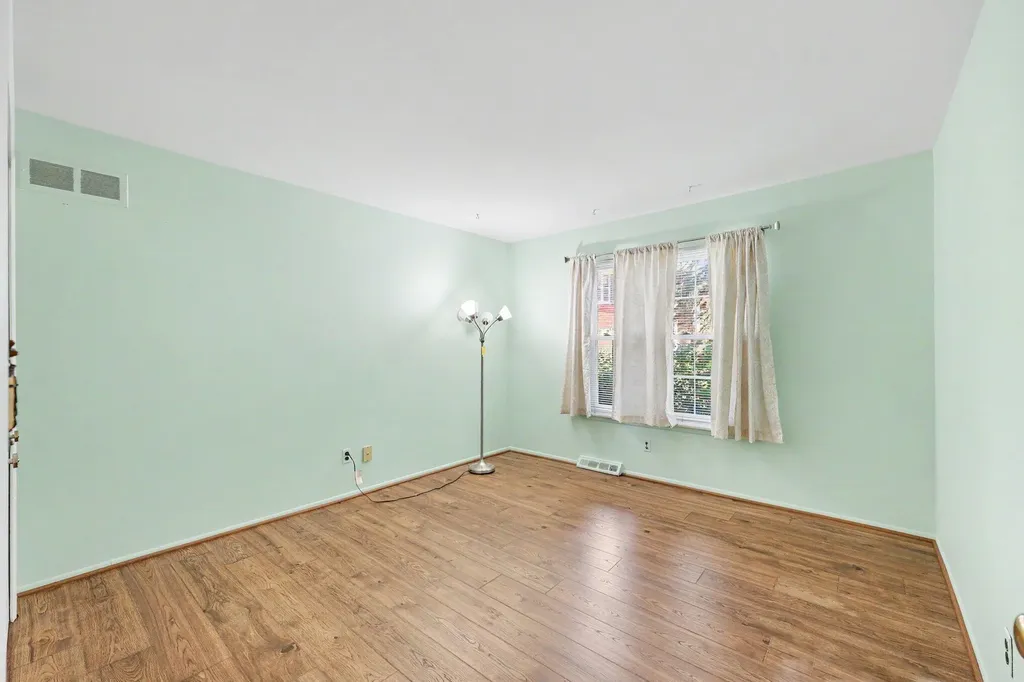 27653 W Echo Valley W Farmington Hills City MI 48334