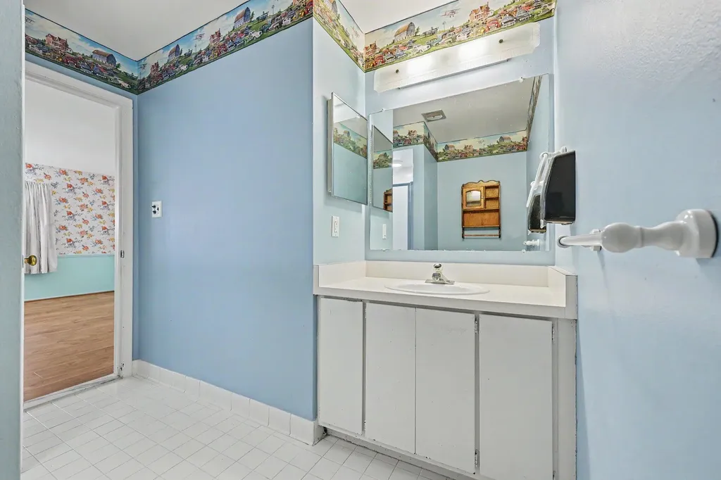 27653 W Echo Valley W Farmington Hills City MI 48334