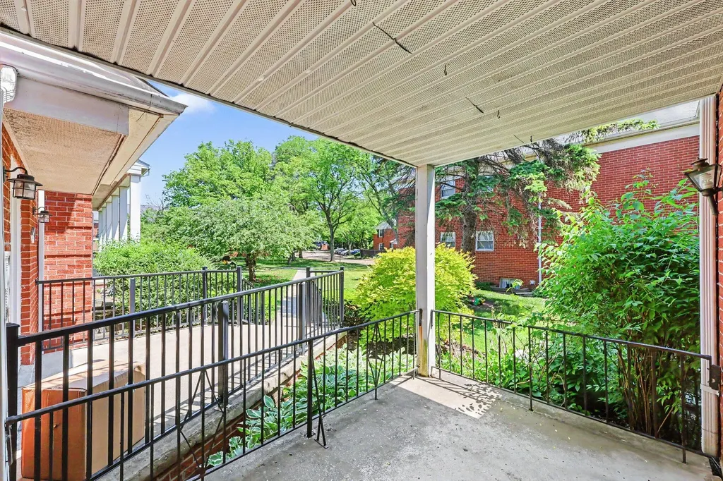 27653 W Echo Valley W Farmington Hills City MI 48334