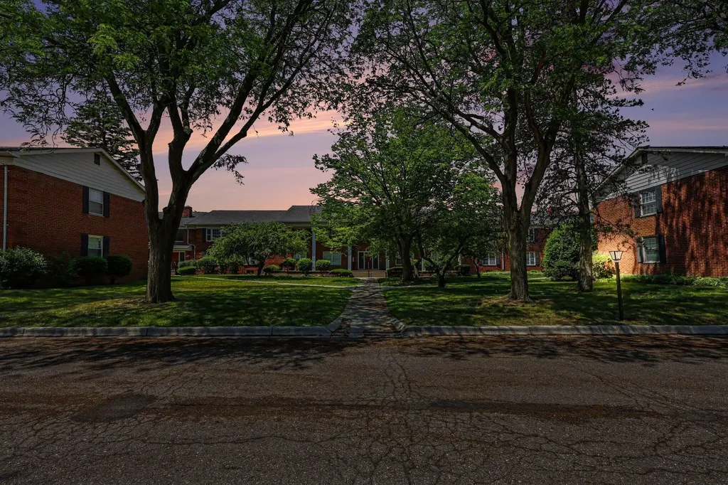 27653 W Echo Valley W Farmington Hills City MI 48334
