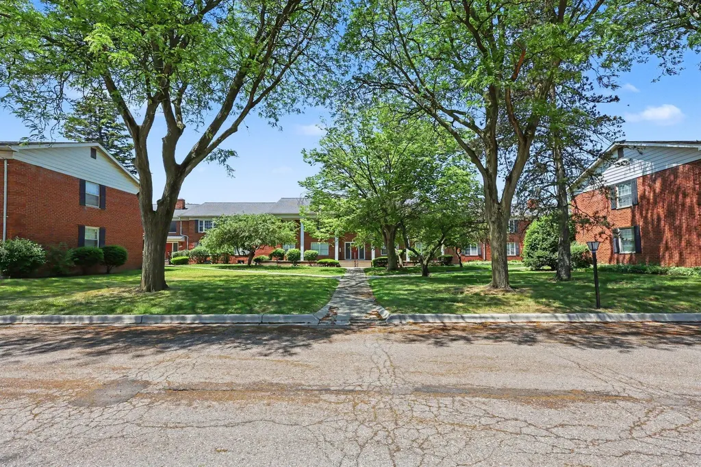 27653 W Echo Valley W Farmington Hills City MI 48334