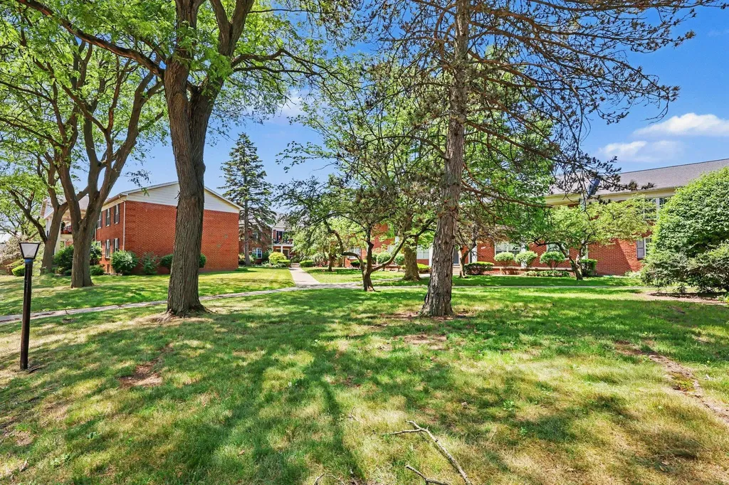 27653 W Echo Valley W Farmington Hills City MI 48334