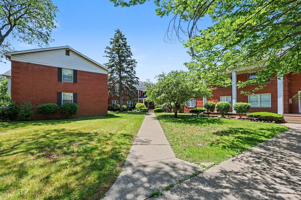 27653 W Echo Valley W Farmington Hills City MI 48334