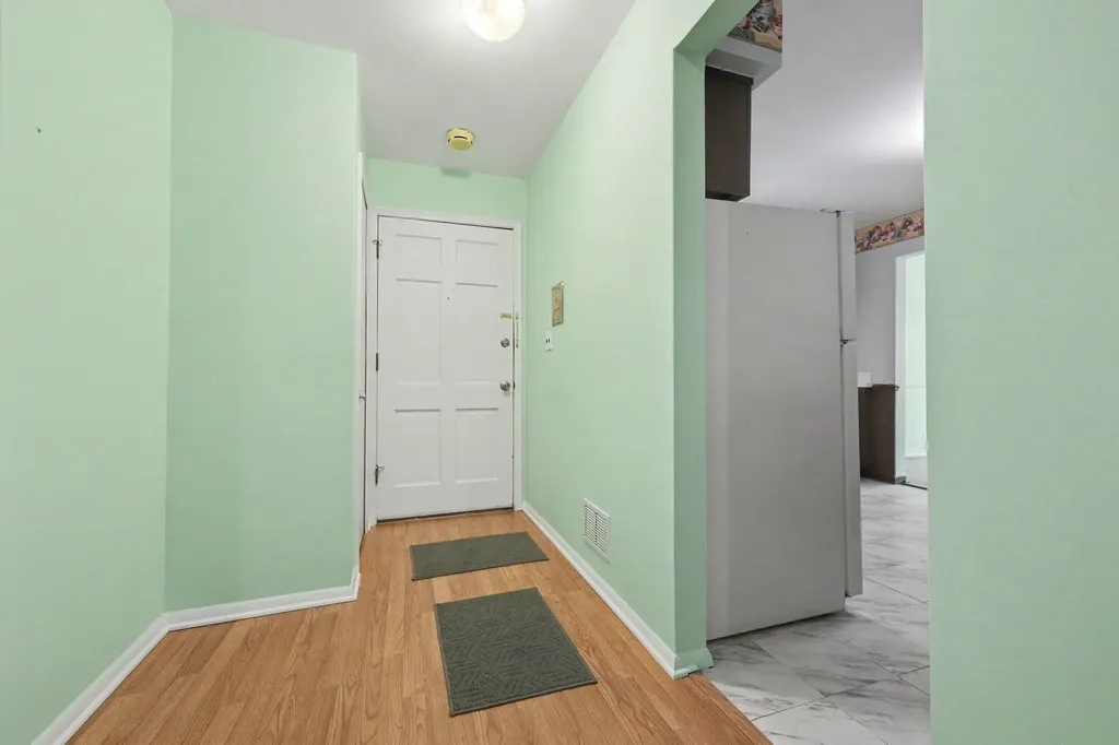 27653 W Echo Valley W Farmington Hills City MI 48334