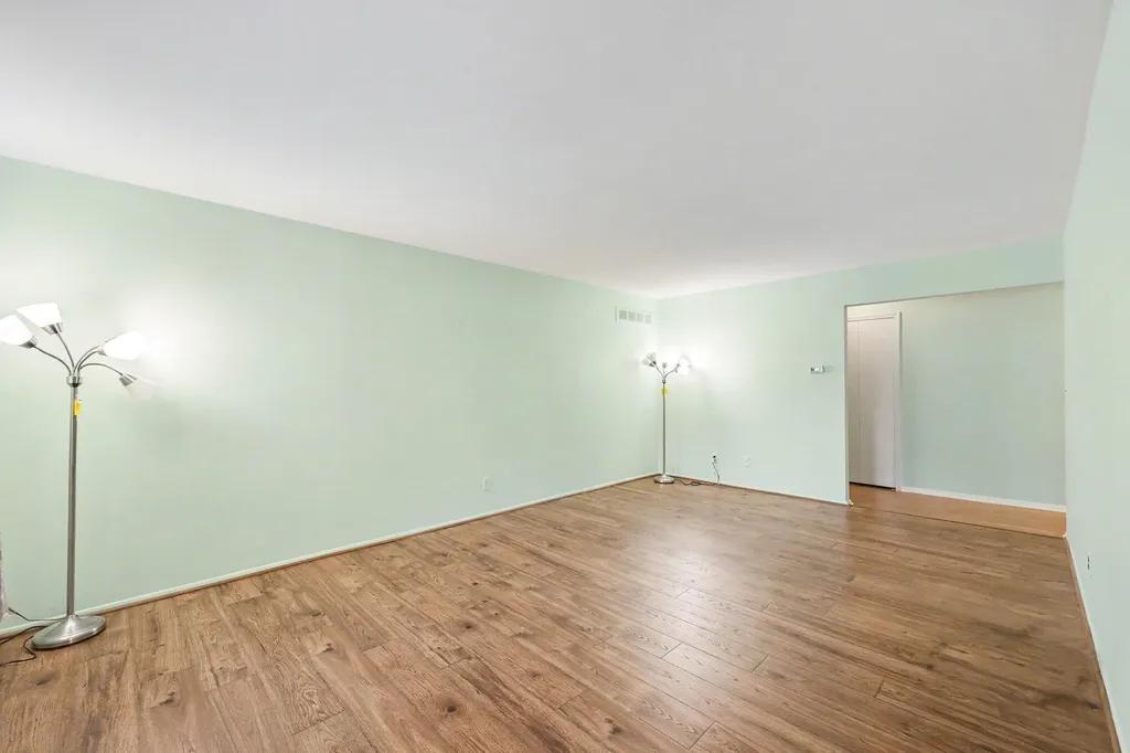 27653 W Echo Valley W Farmington Hills City MI 48334