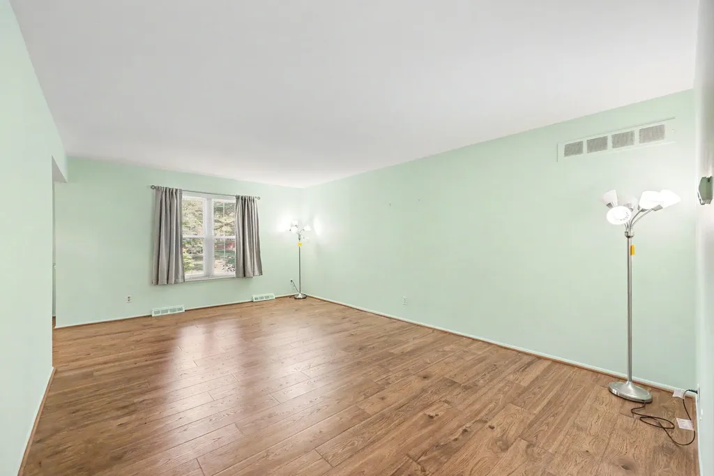 27653 W Echo Valley W Farmington Hills City MI 48334