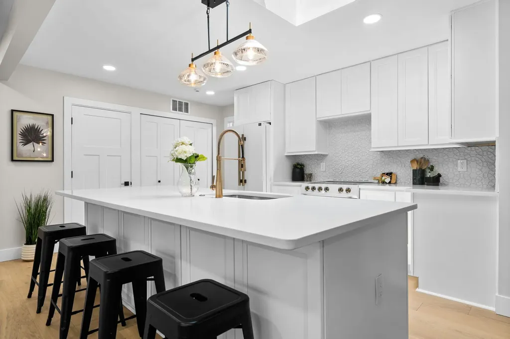 18910 Devonshire Street Beverly Hills Village MI 48025