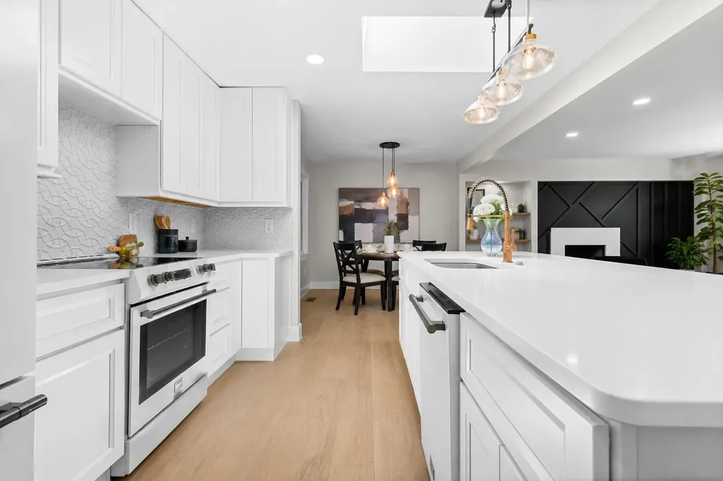 18910 Devonshire Street Beverly Hills Village MI 48025