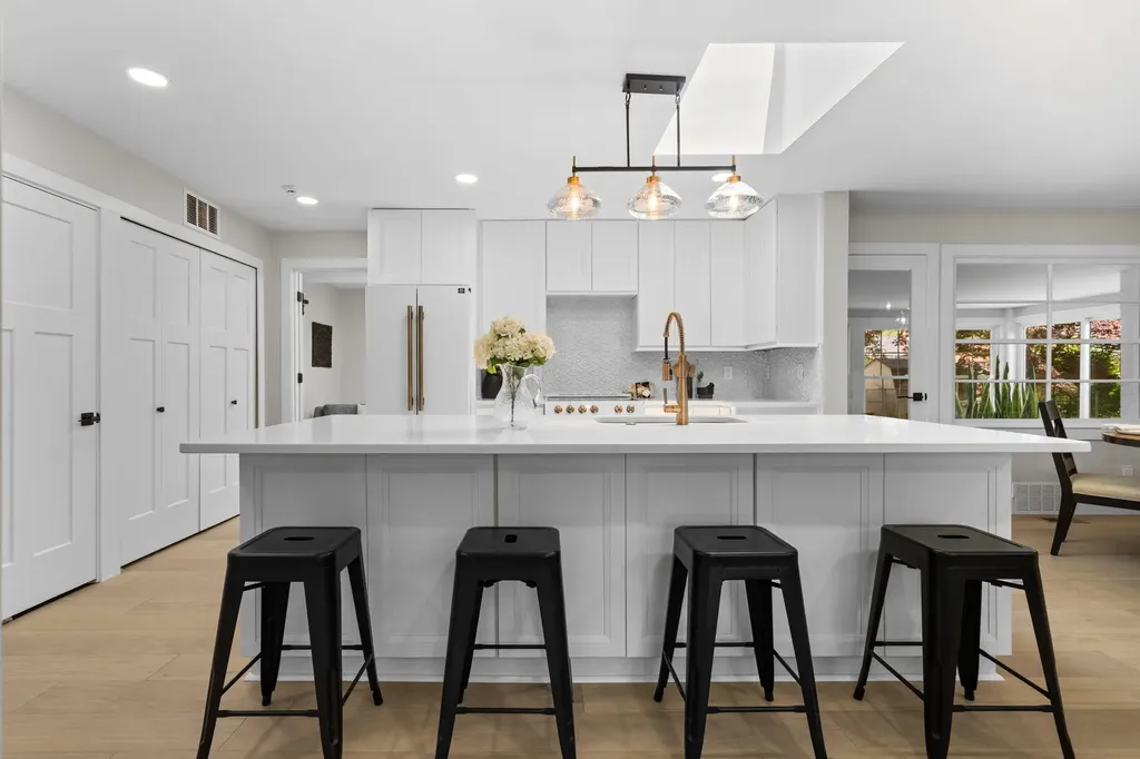 18910 Devonshire Street Beverly Hills Village MI 48025