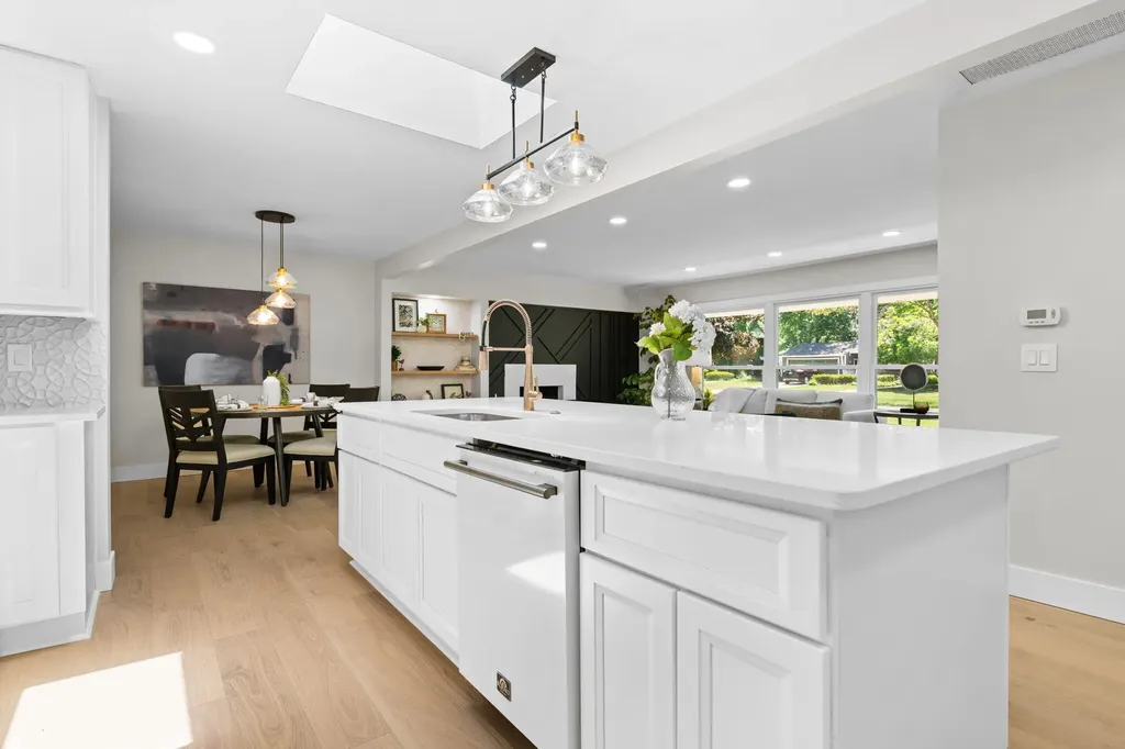 18910 Devonshire Street Beverly Hills Village MI 48025