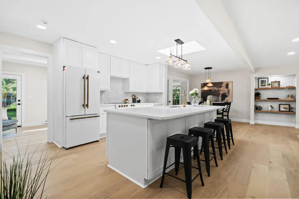 18910 Devonshire Street Beverly Hills Village MI 48025