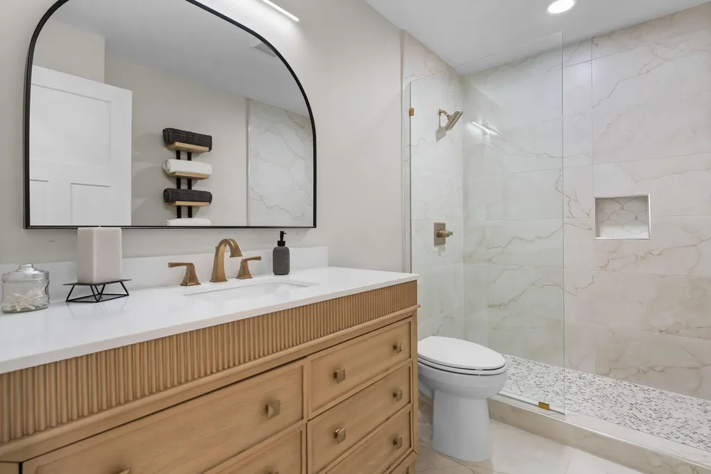 18910 Devonshire Street Beverly Hills Village MI 48025