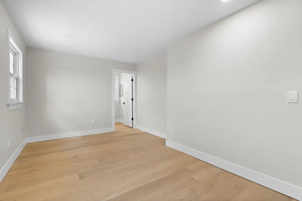 18910 Devonshire Street Beverly Hills Village MI 48025
