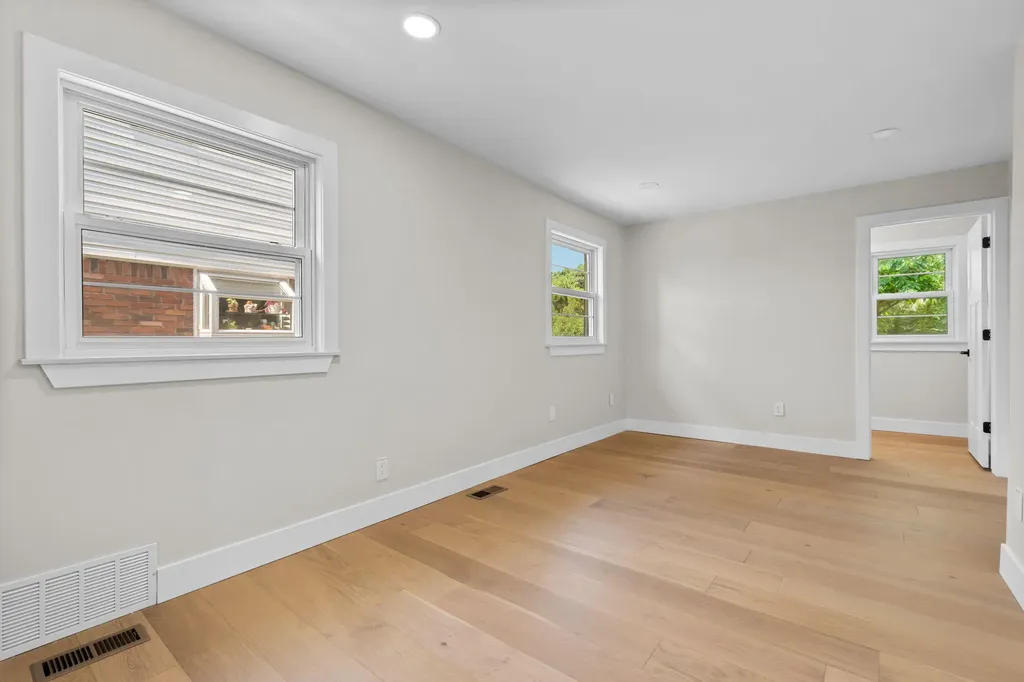 18910 Devonshire Street Beverly Hills Village MI 48025