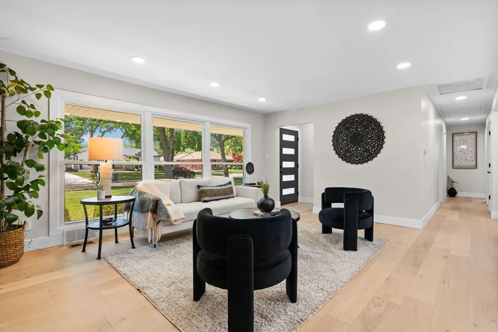 18910 Devonshire Street Beverly Hills Village MI 48025