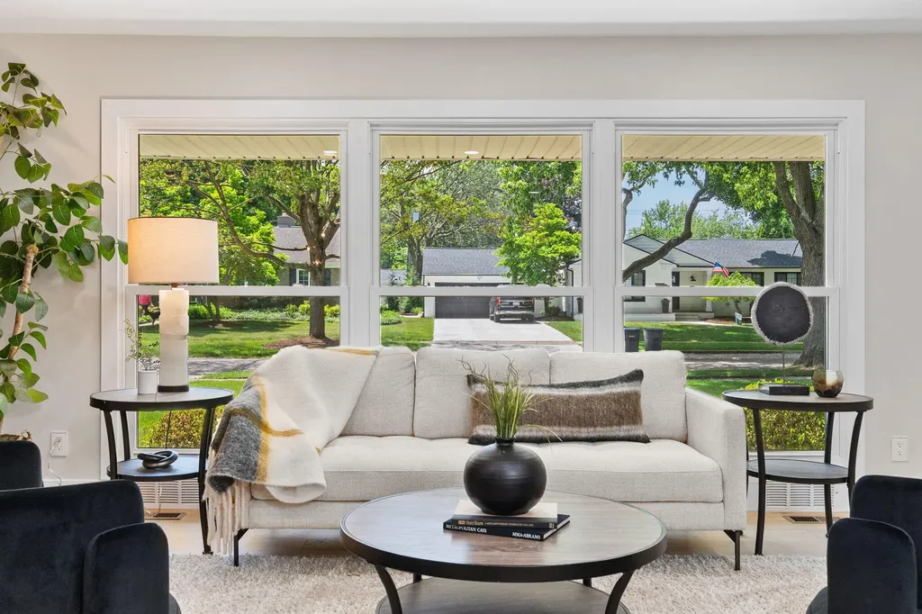 18910 Devonshire Street Beverly Hills Village MI 48025