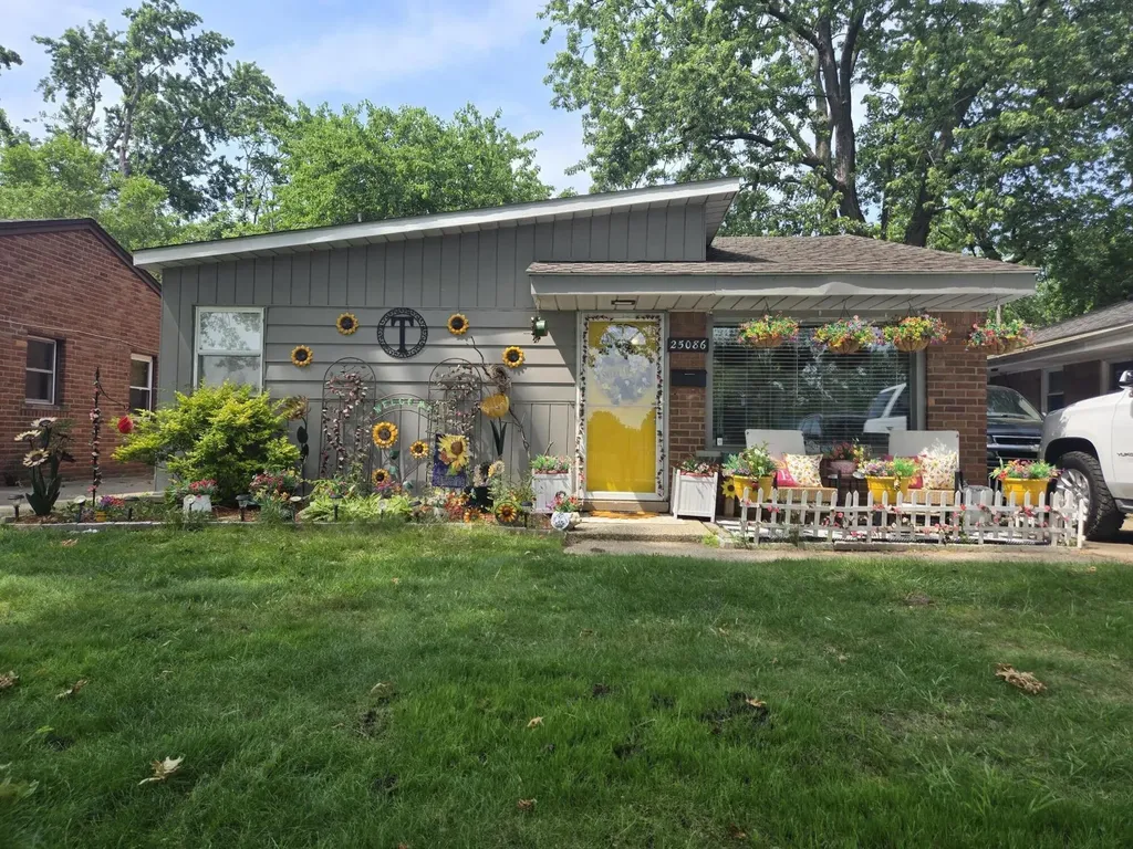25086 Annapolis Street Dearborn Heights City MI 48125
