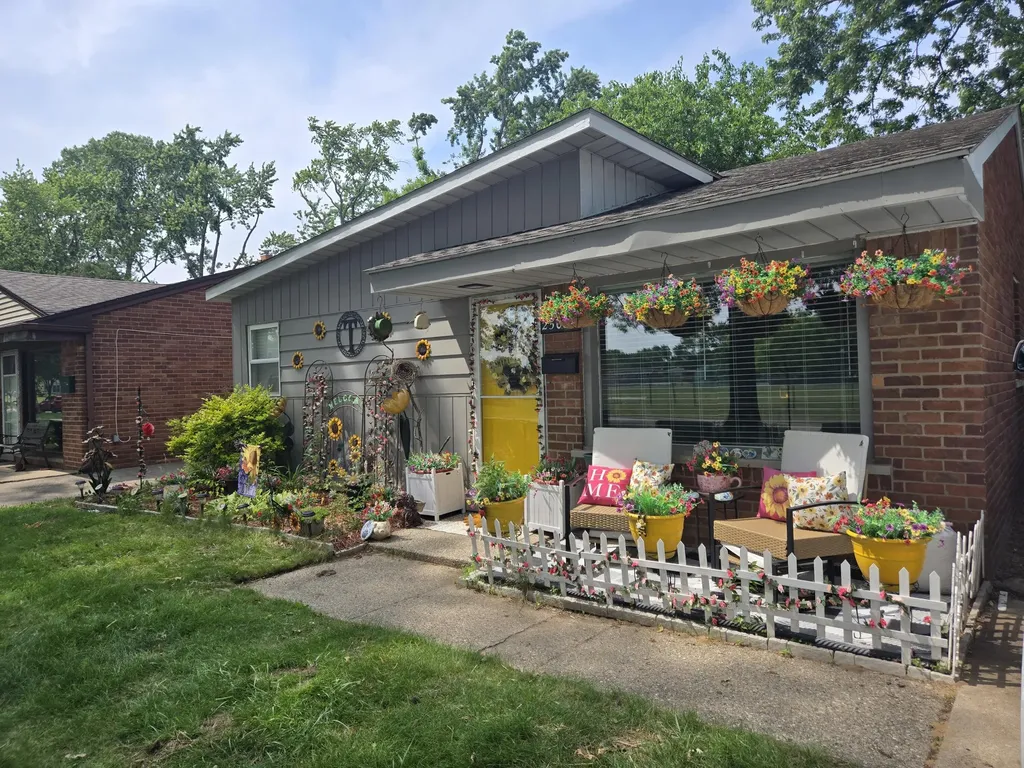 25086 Annapolis Street Dearborn Heights City MI 48125