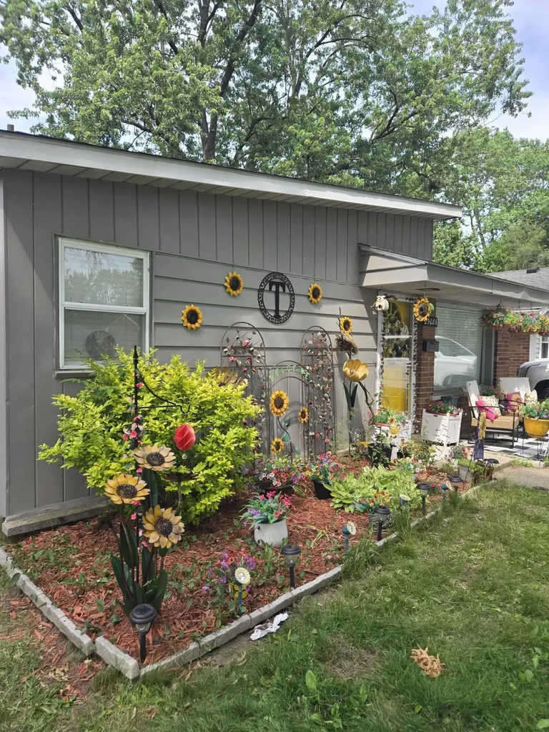 25086 Annapolis Street Dearborn Heights City MI 48125