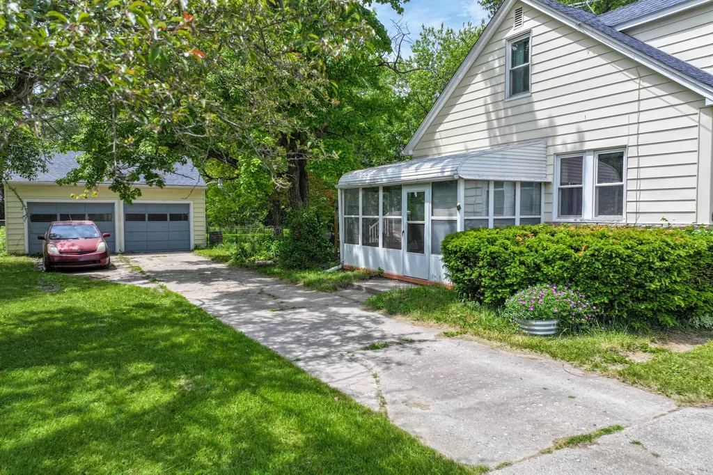 1446 Mintola Avenue Flint Charter Township MI 48532