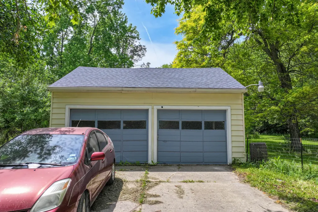 1446 Mintola Avenue Flint Charter Township MI 48532
