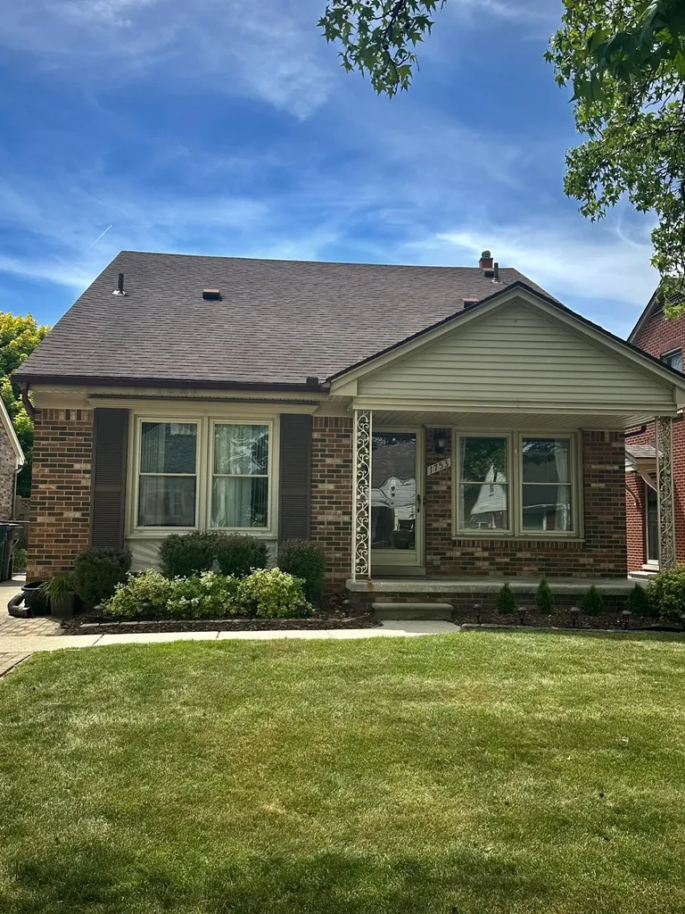 1753 N Silvery Lane Dearborn City MI 48128
