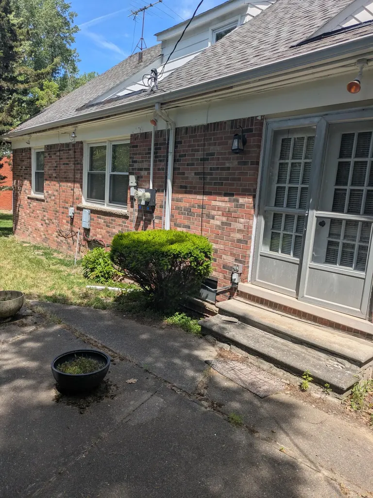 22909 Newport Street Southfield City MI 48075
