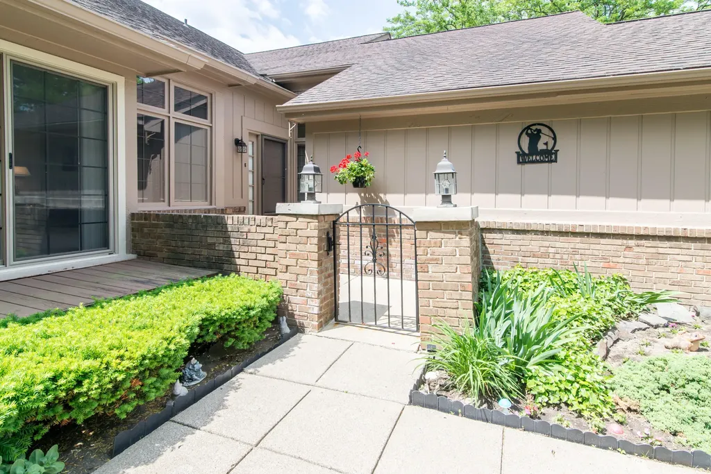 37648 N Laurel Park Drive Livonia City MI 48152