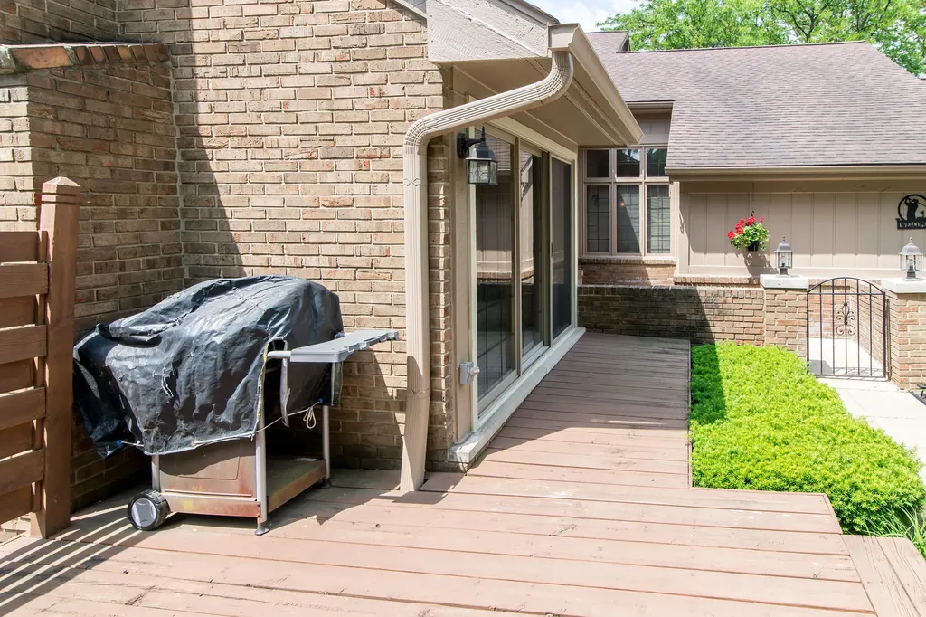 37648 N Laurel Park Drive Livonia City MI 48152