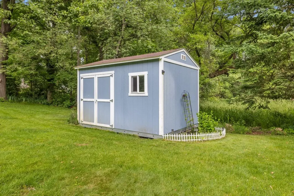 10862 Silver Lake Road Green Oak Township MI 48178