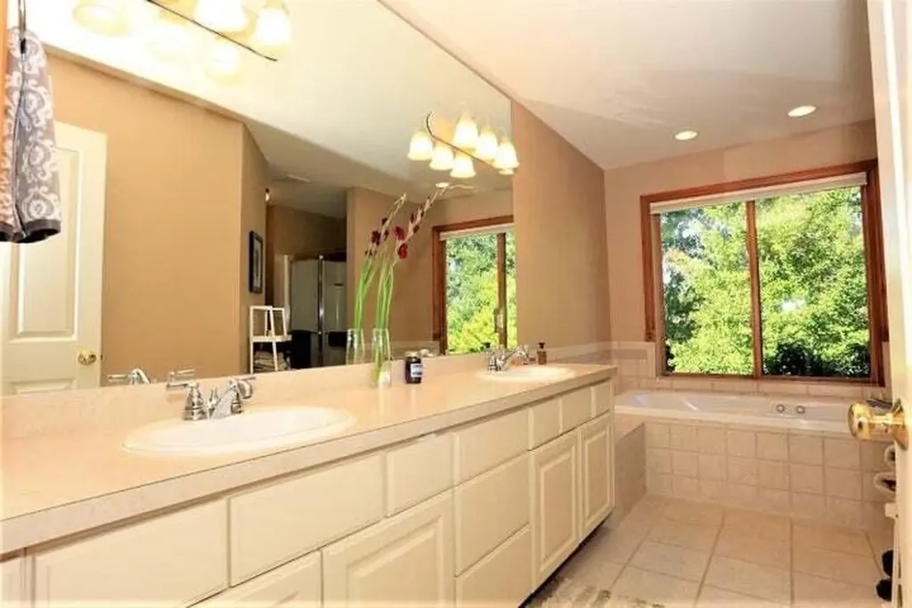 4703 Sawgrass Drive W Pittsfield Charter Township MI 48108