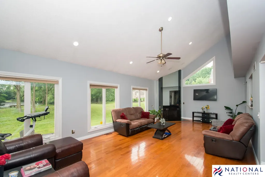 37709 Glengrove Drive Farmington Hills City MI 48331