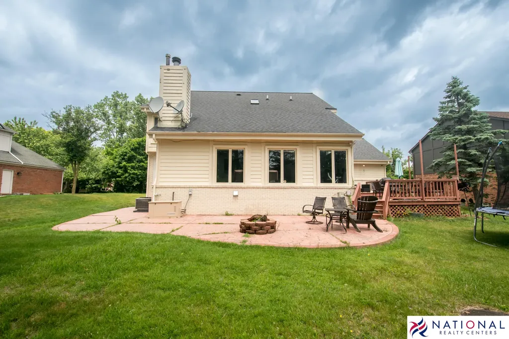 37709 Glengrove Drive Farmington Hills City MI 48331