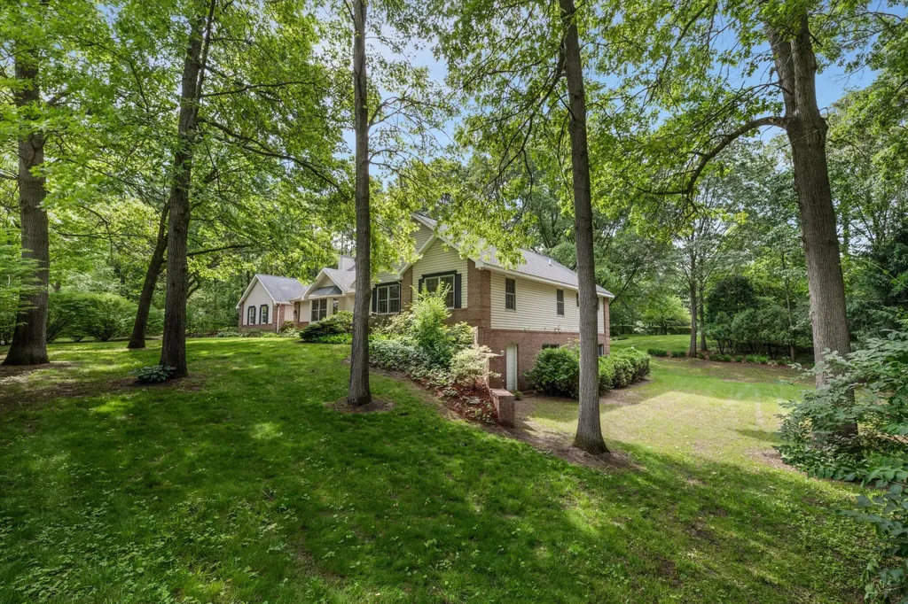 525 Judd Road York Charter Township MI 48176