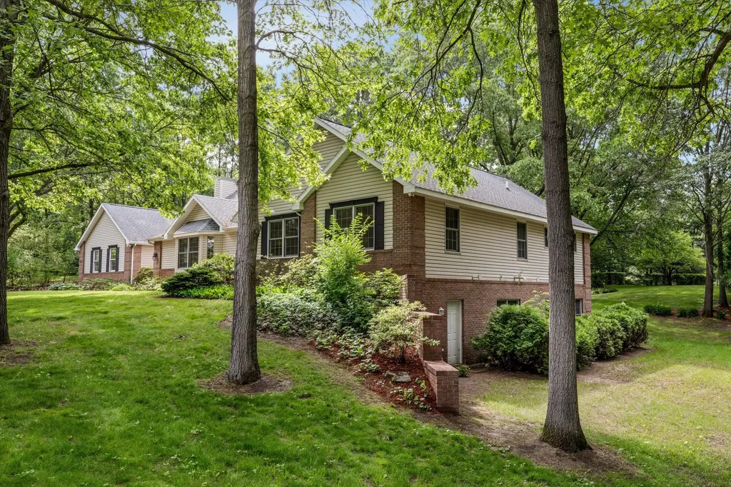 525 Judd Road York Charter Township MI 48176