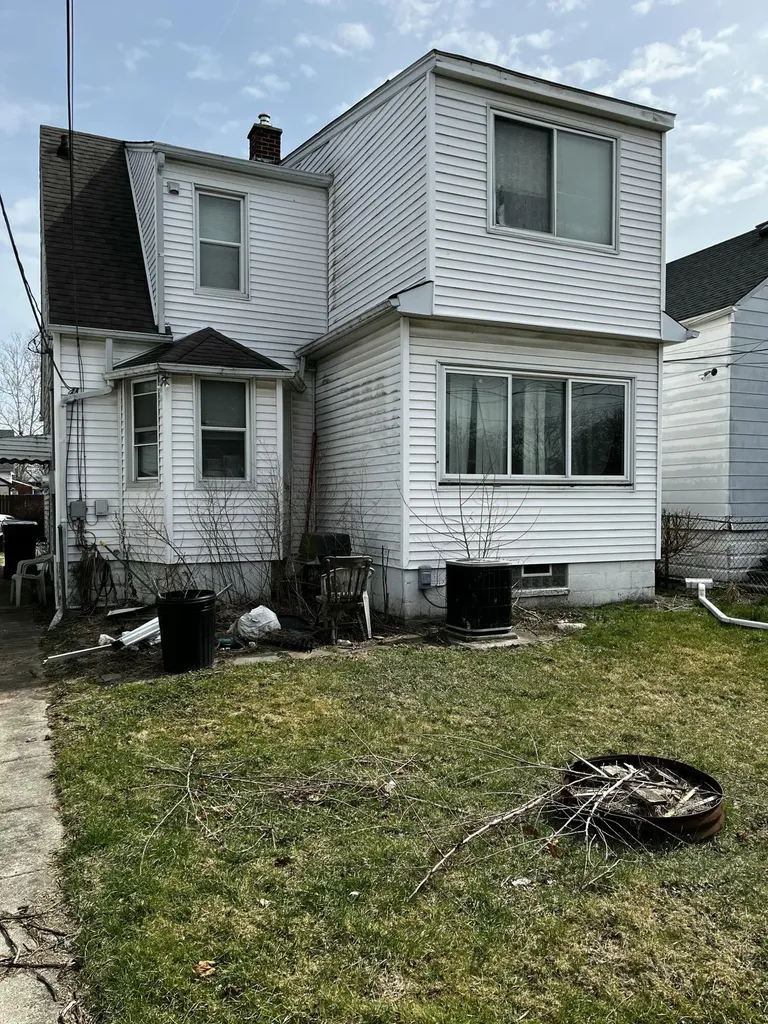 1810 Lindbergh Street Wyandotte City MI 48192