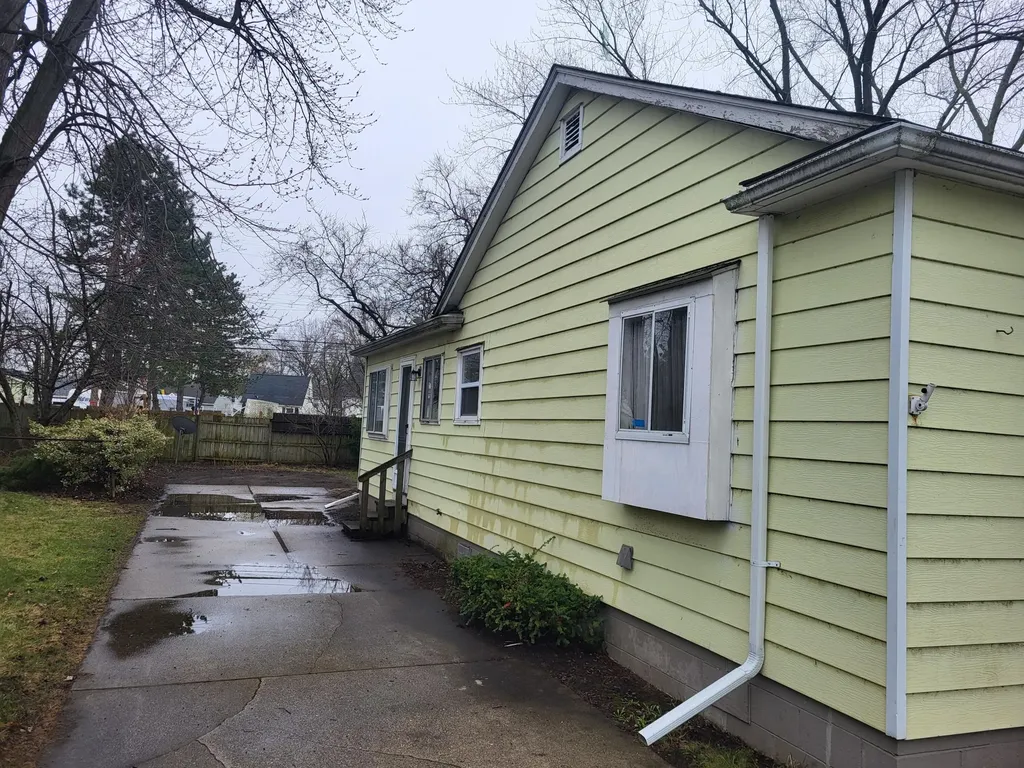 20304 E Eight Mile Road Harper Woods City MI 48225