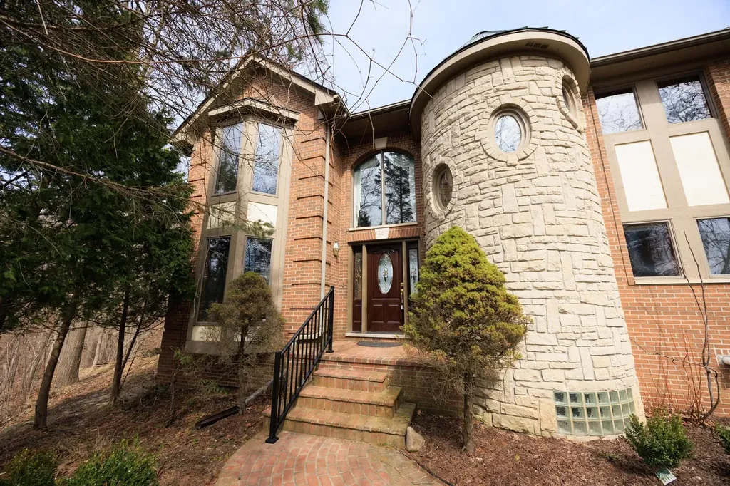 1260 Silverbell Road Oakland Charter Township MI 48306