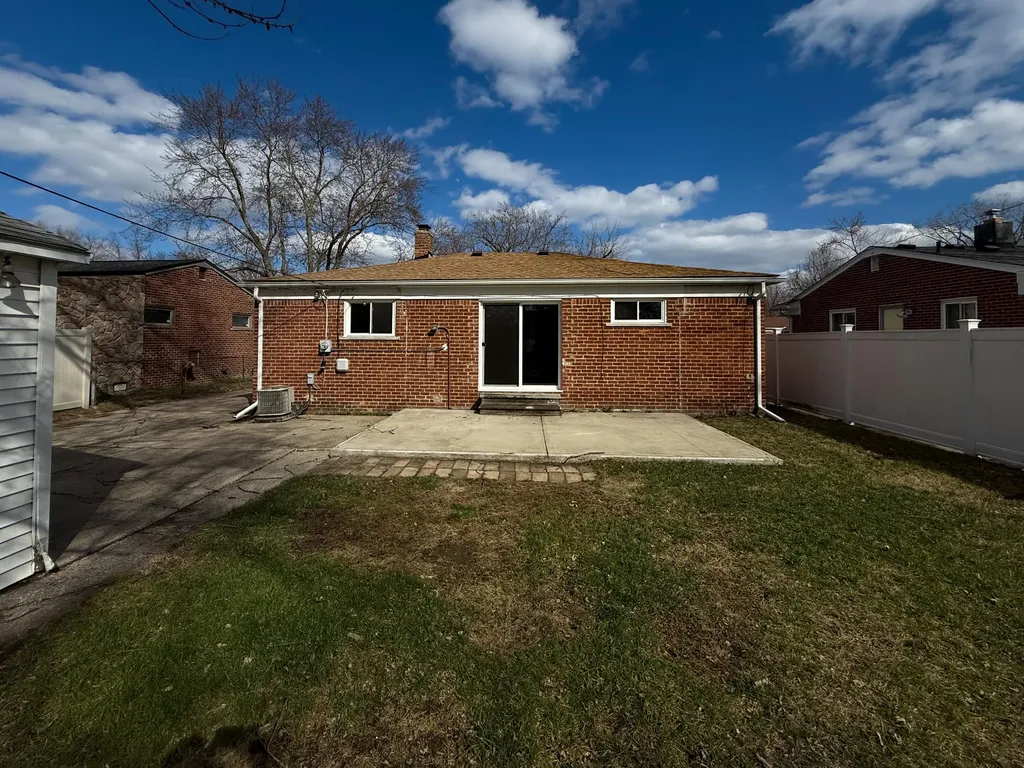 22203 Logue Avenue Warren City MI 48091