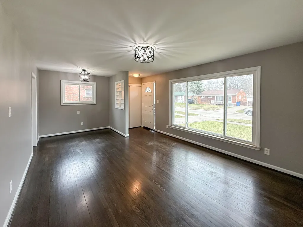 22203 Logue Avenue Warren City MI 48091