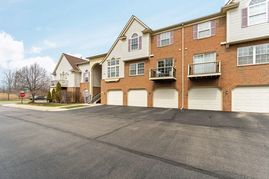 9475 Lakeside Drive Ypsilanti Charter Township MI 48197