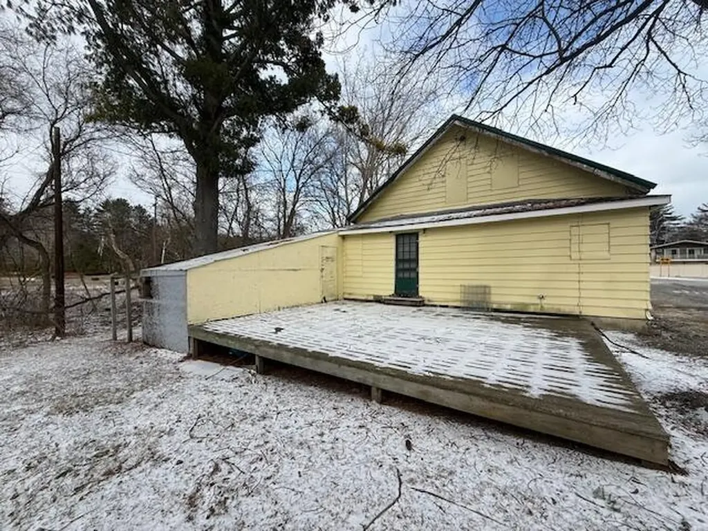 2494 S Lakeshore Road Unknown City MI 48469
