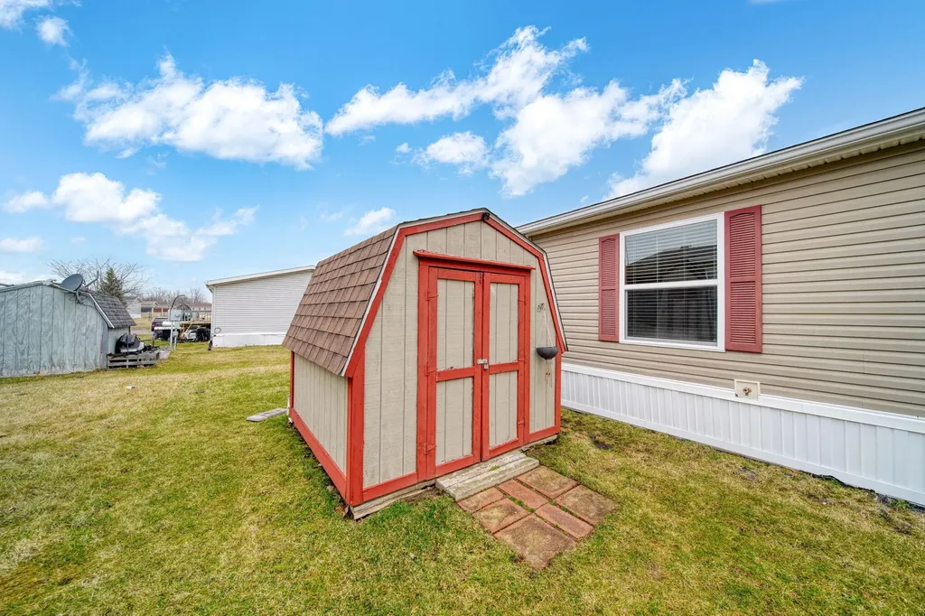260 Storr Adrian City MI 49221