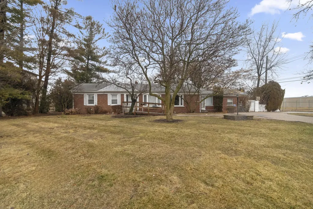 26204 Doxtator Street Dearborn Heights City MI 48127