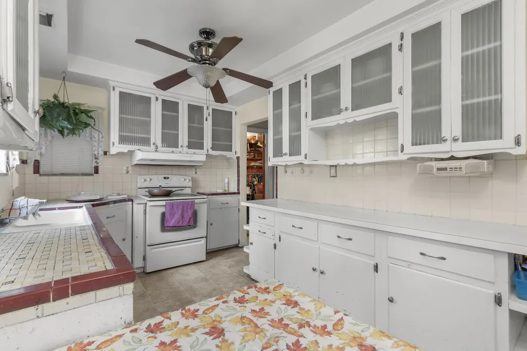 26204 Doxtator Street Dearborn Heights City MI 48127