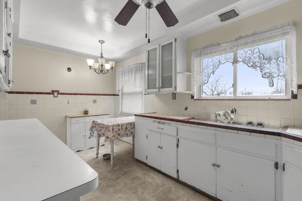 26204 Doxtator Street Dearborn Heights City MI 48127