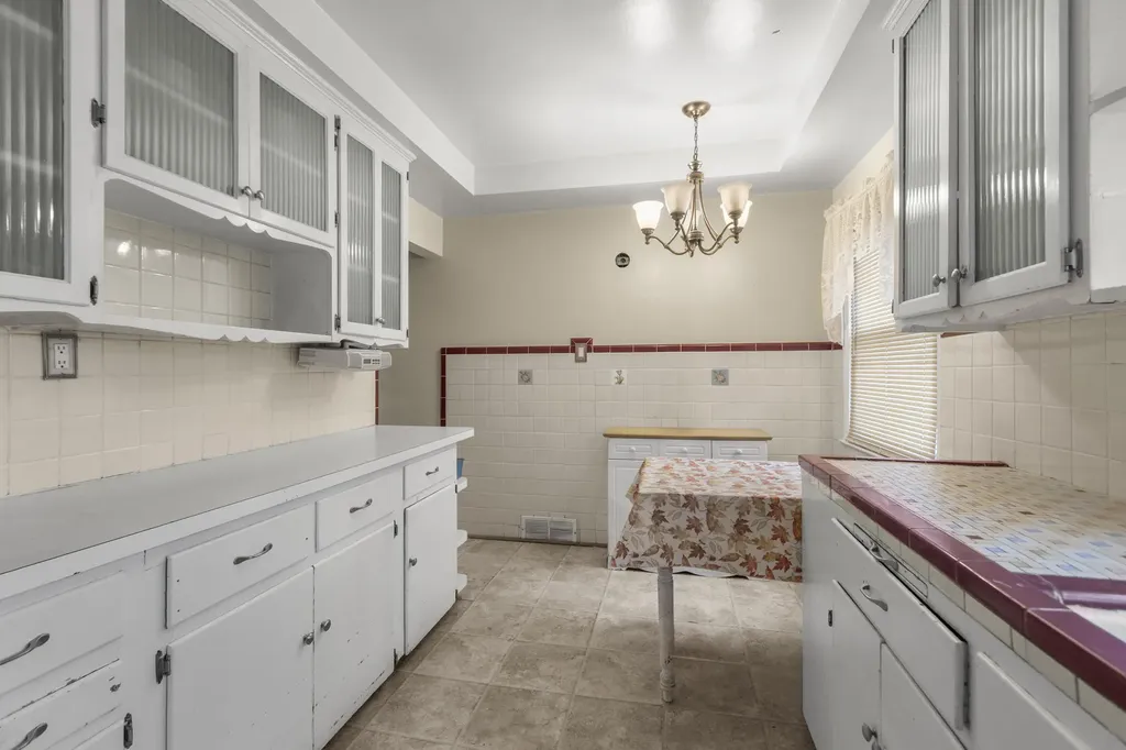 26204 Doxtator Street Dearborn Heights City MI 48127
