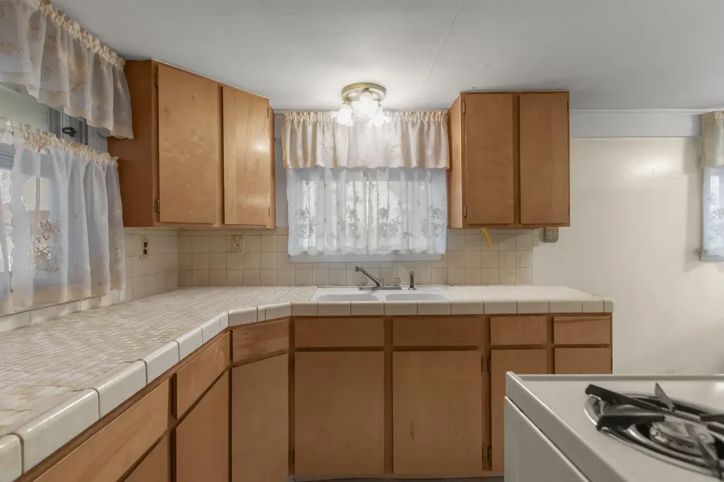 26204 Doxtator Street Dearborn Heights City MI 48127