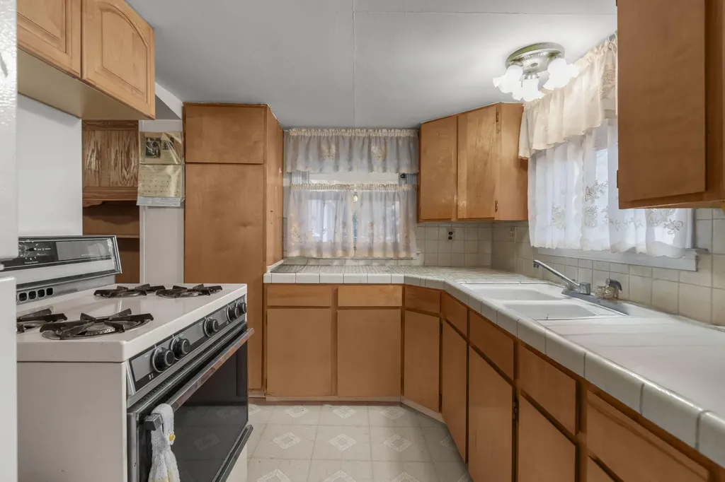 26204 Doxtator Street Dearborn Heights City MI 48127