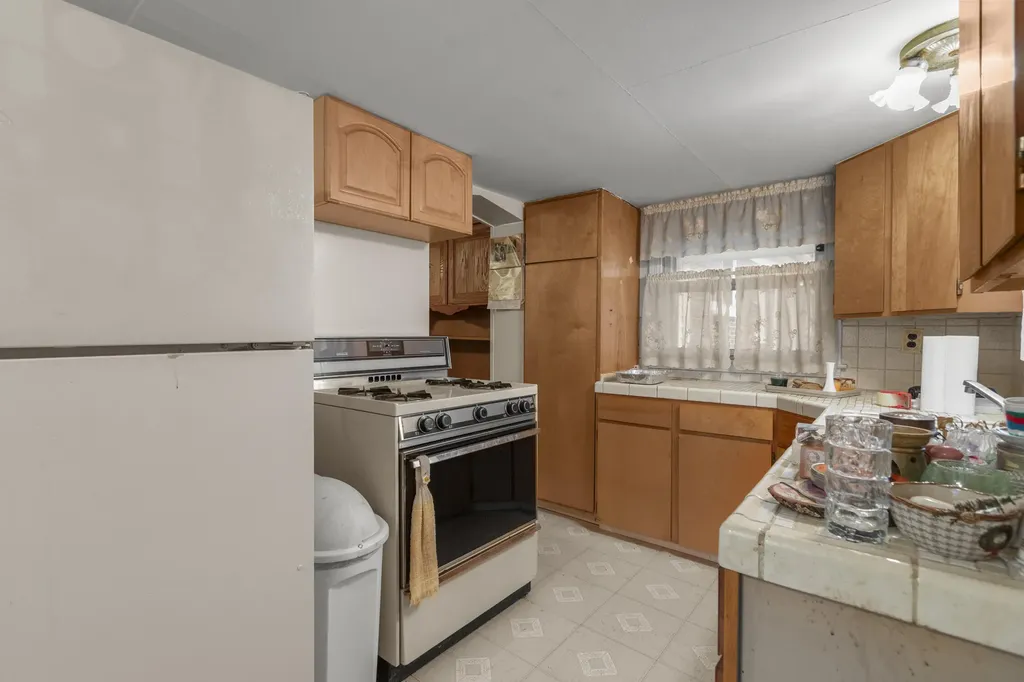 26204 Doxtator Street Dearborn Heights City MI 48127